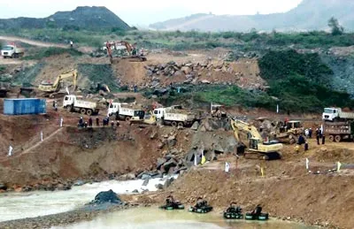 Hơn 400 cán bộ, kỹ sư công nhân hối hả thi công các hạng mục trên công trình hồ chứa nước Tả Trạch trong ngày mùng 1 Tết.