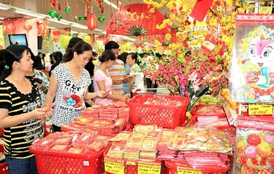 Hàng hóa phong phú trong dịp tết giúp người tiêu dùng có nhiều cơ hội lựa chọn. Ảnh: H.TRÂM