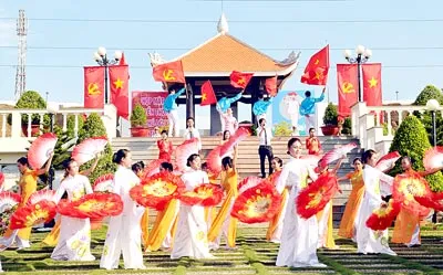 Biểu diễn văn nghệ tại cuộc họp mặt truyền thống An Phú đông. Ảnh: V.DŨNG