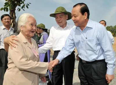 Bí thư Thành ủy lê Thanh Hải thăm hỏi các đại biểu về dự họp mặt truyền thống Cách mạng Sài Gòn-Gia Định. Ảnh Việt Dũng