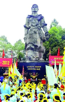 Dâng hương tại lễ kỷ niệm 223 năm chiến thắng Ngọc Hồi - Đống Đa (Hà Nội)