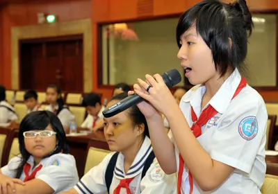 Các em thiếu nhi bày tỏ nguyện vọng với các đồng chí lãnh đạo TPHCM. Ảnh: Việt Dũng