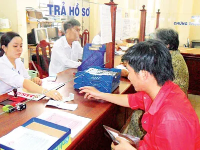 Ngày đầu tiên cơ quan hành chính làm việc trở lại - Nơi nghiêm túc, nơi rề rà