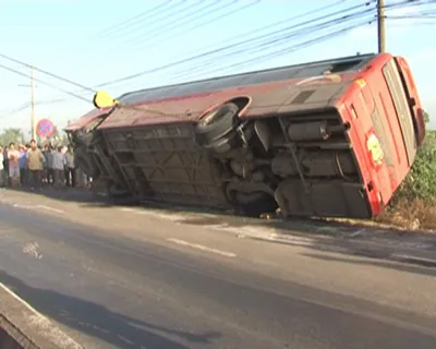 Xe khách 45 chỗ ngồi  lật trên Quốc lộ 1A