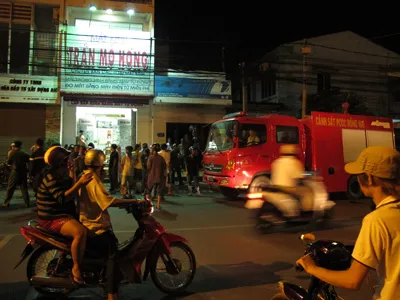 Lực lượng cảnh sát đang chữa cháy.