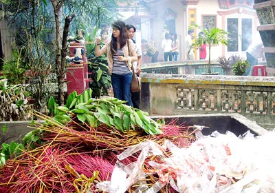 Tại chùa Nam Thiên Nhất Trụ, nhang chất thành đống lớn. Ảnh: T.N.Quỳnh