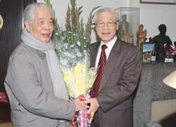 Party General Secretary Nguyen Phu Trong (R) visits former Party General Secretary Do Muoi at his house