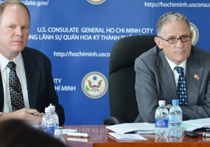 U.S. Export-Import Bank chairman and president Fred Hochberg (R) gives a press briefing at the U.S. Consulate General in Ho Chi Minh City on Feb. 6, 2012