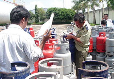Inspectors in Binh Duong Province check a local gas facility (Photo:dtinews.vn)