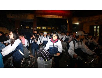 Students of Kim Lien High School in Dong Da District of Hanoi will now finish school at 6 pm from February 13 (Photo: Tuoi Tre)