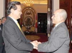 Prime Minister Nguyen Tan Dung (L) welcomes Cambodian King Norodom Sihamoni in Ha Noi.