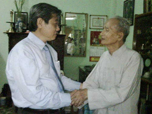 Hua Ngoc Thuan visits Professor Tran Van Ky for the forthcoming National Physician Day on February 27 ( Photo: NLD)