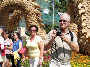 Foreign tourists visit Nguyen Hue Flower Street in Ho Chi Minh City during the 2012 Tet late January. Tet (Lunar New Year) is Vietnam’s biggest festival, and prices are higher during the time. (Photo: Tuong Thuy)