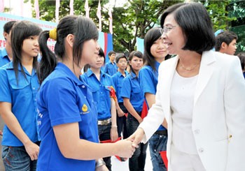 Nguyen Thi Thu Ha, Deputy Secretary of the City Party Committee (R) meeting young people at the launch ceremony of "Youth Month 2012". (Photo: Sggp)