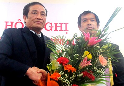Chairman of the Vietnam Football Federation (VFF) Nguyen Trong Hi offers flower to newly appointed secretary-general Ngo Le Bang (R) (Photo: SGGP)