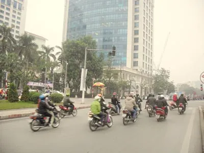 Ngày đầu tiên đổi giờ học, giờ làm tại Hà Nội - Đường thông nhưng cổng trường hỗn loạn