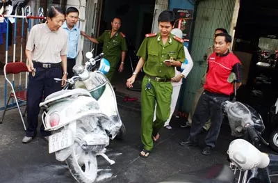 Cơ quan chức năng khám nghiệm xe cháy.