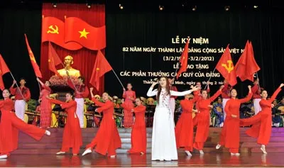 Văn nghệ kỷ niệm 82 năm ngày thành lập Đảng Cộng Sản Việt Nam. Ảnh: Việt Dũng