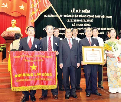 Bí thư Thành ủy TPHCM Lê Thanh Hải chúc mừng Bệnh viện Nhi đồng 2 đón nhận danh hiệu Anh hùng Lao động. Ảnh: VIỆT DŨNG