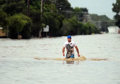 Hàng chục ngàn người bị lũ cô lập ở Australia