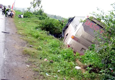 Phú Yên: Xe khách lao xuống đường