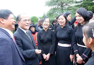 Chủ tịch Quốc hội Nguyễn Sinh Hùng thăm hỏi nhân dân các dân tộc huyện Định Hóa, Thái Nguyên.