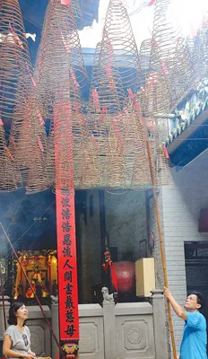 Người đi chùa gửi những điều cầu mong tốt lành vào những cây hương vòng lớn trong chùa Bà, quận 5.