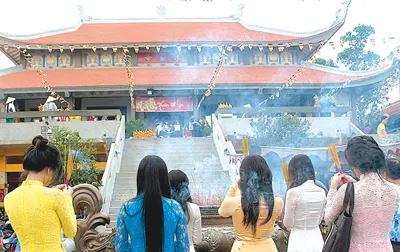 Các thiếu nữ đi chùa Vĩnh Nghiêm sáng mùng 3 Tết.