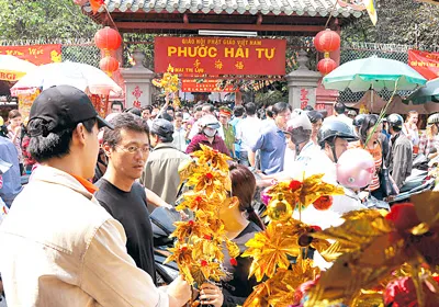 Chùa Phước Hải, quận 1 đông nghẹt trong những ngày đầu năm mới Nhâm Thìn 2012.