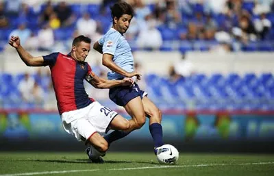 Tiền đạo Giuseppe Sculli (phải, Lazio) sút bóng trước sự truy cản của tiền vệ Giandomenicoo Mesto (Genoa)
