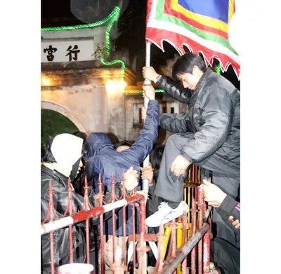 Trèo rào vào đền làm lễ.