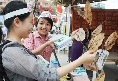 Các sinh viên Đại học Khoa học Xã hội và Nhân văn TPHCM thích thú với cách thể hiện của Câu lạc bộ Nhà Rồng, quận 4