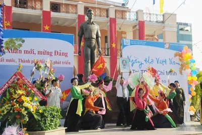 Mở màn Hội Thơ Xuân 2012 với tiết mục ca múa "Thành phố mang tên Người" theo điệu Chèo của CLB Thơ quận Tân Bình do tốp múa Sông Ngân trình bày