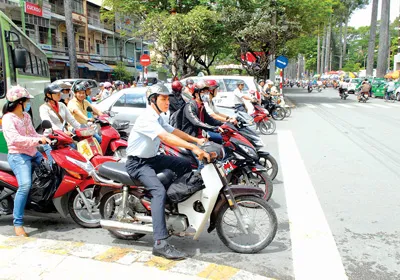 Ý thức người đi đường được nâng cao sẽ góp phần thực hiện tốt Năm an toàn giao thông 2012. Ảnh: KIM NGÂN