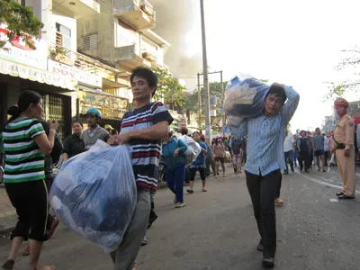 Thanh niên tham gia cứu hàng hóa
