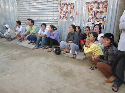 Vẻ mặt thẫn thờ của bà con tiểu thương sau vụ cháy