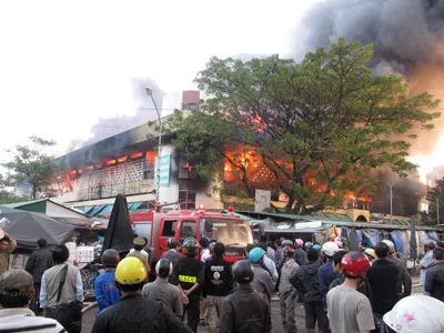 Người dân bất lực nhìn ngọn lửa hoành hành