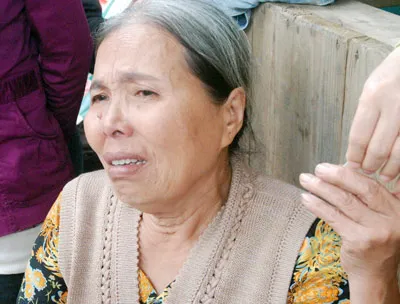 Bà Bùi Thị Mỹ Hoa đau xót khi sạp hàng bị lửa thiêu rụi. Ảnh: HÀ MINH