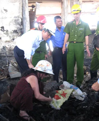 Tiểu thương tìm kiếm tài sản còn sót lại