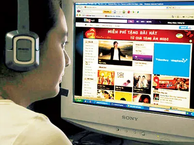 Thời của nhạc online, người nghe thoải mái tải nhạc, bài hát trên mạng. Ảnh: AN DUNG