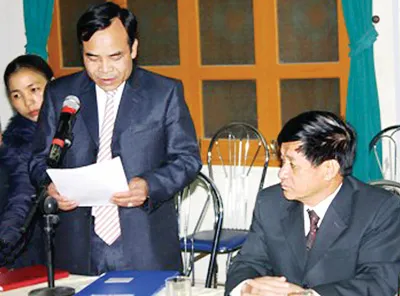 Lãnh đạo TP Hải Phòng công bố quyết định đình chỉ chức vụ Phó Bí thư và Chủ tịch UBND huyện Tiên Lãng của ông Lê Văn Hiền (ngồi)