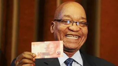 Đương kim tổng thống Nam Phi Jacob Zuma với đồng tiền giấy trị giá 50 rand in hình ông Nelson Madela