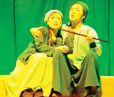 Ngàn năm tình sử, một trong những vở kịch lịch sử được Sân khấu Kịch IDECAF đầu tư thực hiện hoành tráng, thu hút công chúng.