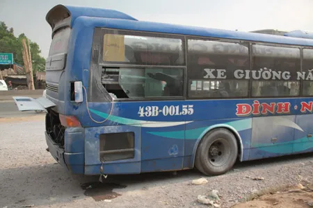 Cháy xe khách 35 chỗ và 5 xe máy trên quốc lộ 1A