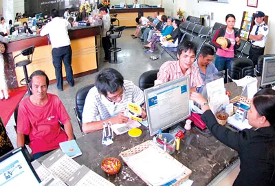 Ngân hàng giảm lãi suất cho vay là điều nhiều doanh nghiệp mong đợi. Ảnh: CAO THĂNG