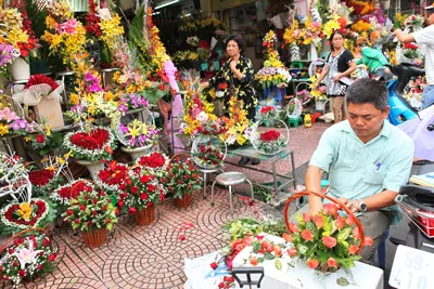 Giỏ hoa khoảng 20 bông giá từ 300.000 đến 350.000 đồng
