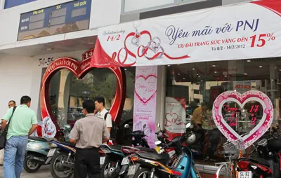 Khuyến mãi ưu đãi trang sức vàng đến 15% thu hút nhiều người đến mua