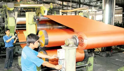 Sản xuất băng chuyền tại Công ty cổ phần cao su Bến Thành trong KCN Tây Bắc Củ Chi. Ảnh: THANH TÂM