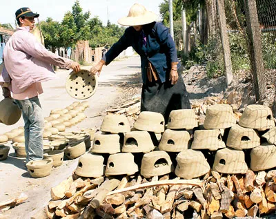 Sản phẩm gốm Bàu Trúc được phơi trước khi đưa vào lò nung lần đầu.