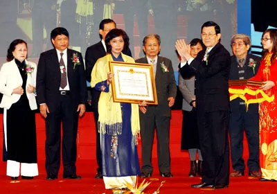 Chủ tịch nước Trương Tấn Sang trao giải cho tác giả đoạt giải.
